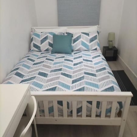 Comfortable Double Bed Located Near City Centre, Suitable For Contractors Health Care Professionals Or Long Business Stays In Coventry Or Delightful Holidays In Coventry Or Within The West Midlands Area Free Wifi Tea And Coffee Provided Εξωτερικό φωτογραφία