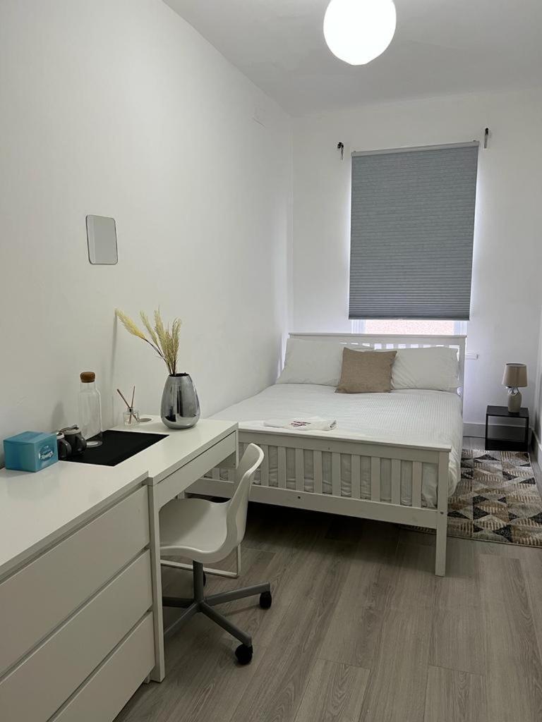 Comfortable Double Bed Located Near City Centre, Suitable For Contractors Health Care Professionals Or Long Business Stays In Coventry Or Delightful Holidays In Coventry Or Within The West Midlands Area Free Wifi Tea And Coffee Provided Εξωτερικό φωτογραφία