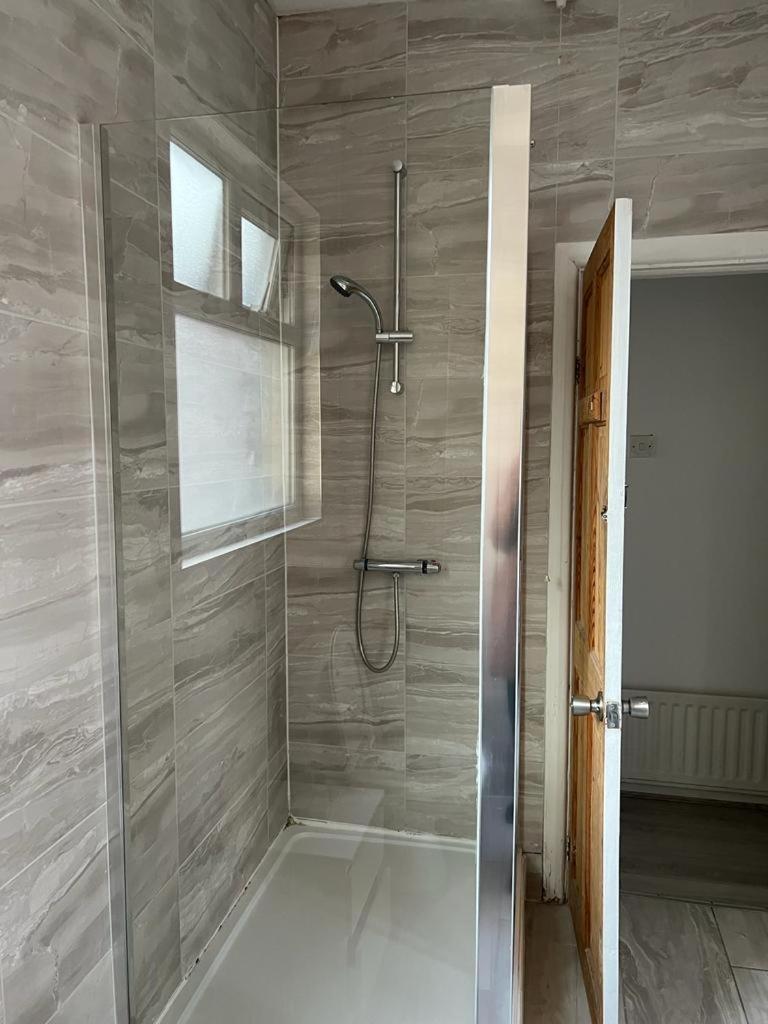 Comfortable Double Bed Located Near City Centre, Suitable For Contractors Health Care Professionals Or Long Business Stays In Coventry Or Delightful Holidays In Coventry Or Within The West Midlands Area Free Wifi Tea And Coffee Provided Εξωτερικό φωτογραφία